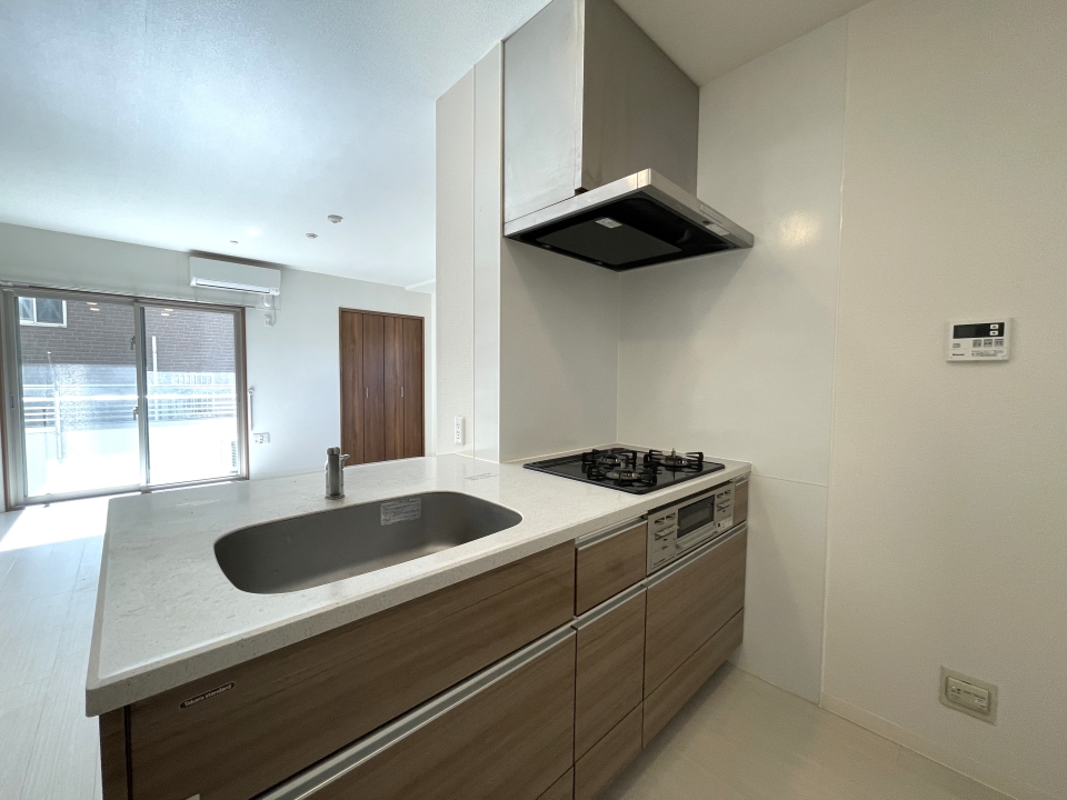 システムキッチンはカウンターもあり広々