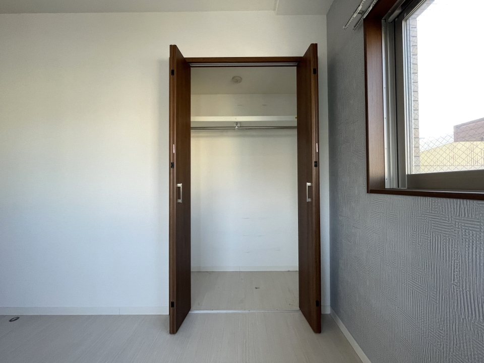 洋室にも収納あります。