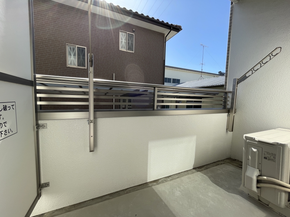 洗濯物がよく乾きそうなバルコニー。目の前が駐輪場なのがちょっとネックかな。