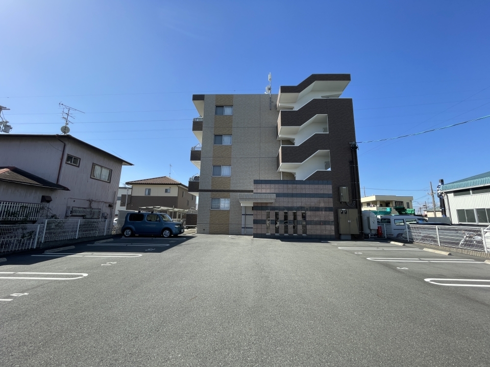 外観はこちら。駐車場も停めやすいです。