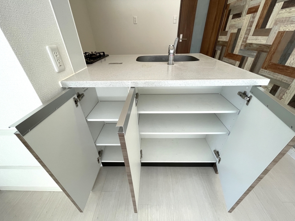 なんとキッチン前面にもこれだけの収納が！