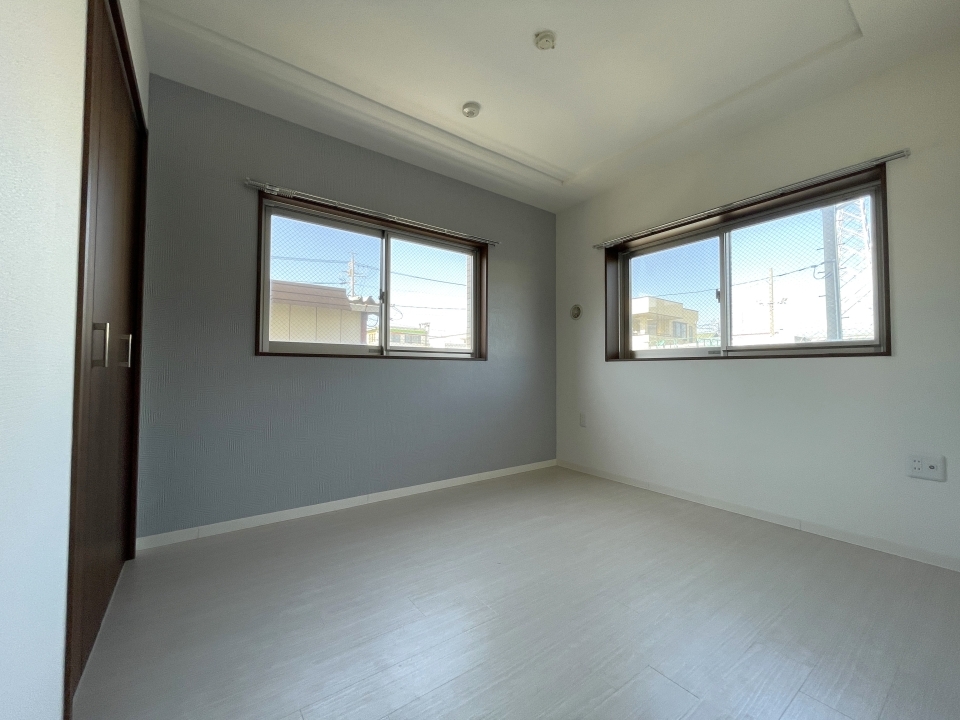 洋室6帖。こちらも二面採光で明るい