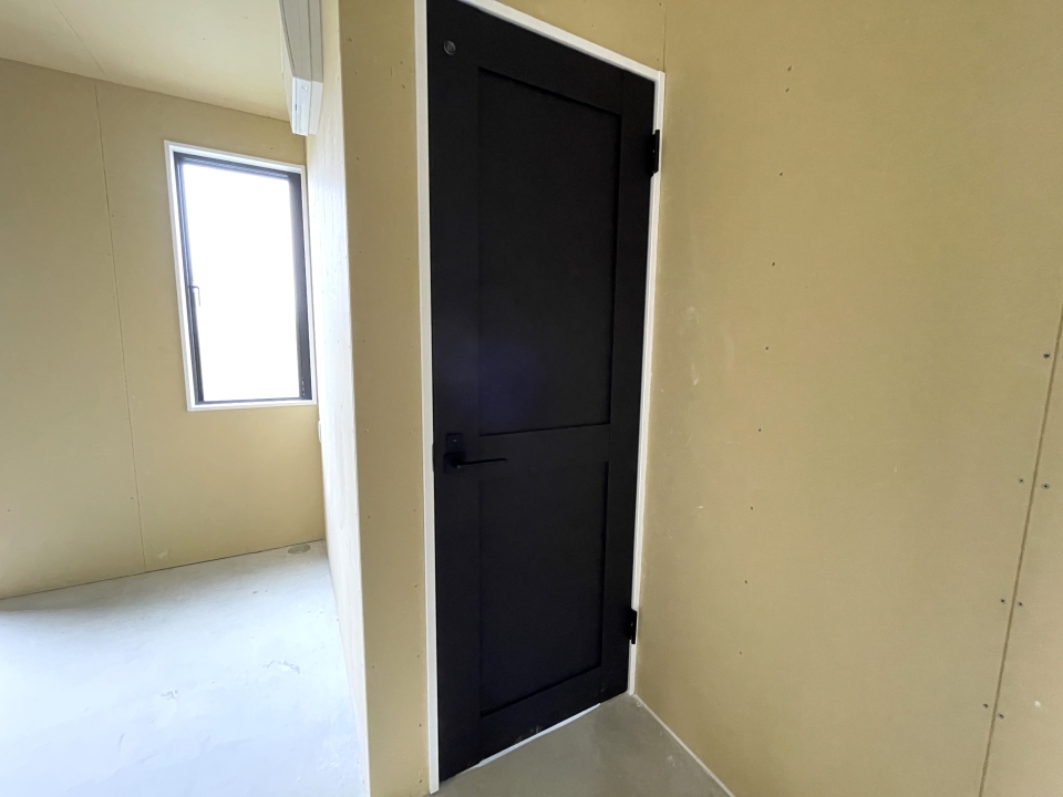 トイレの扉　シックなブラック！