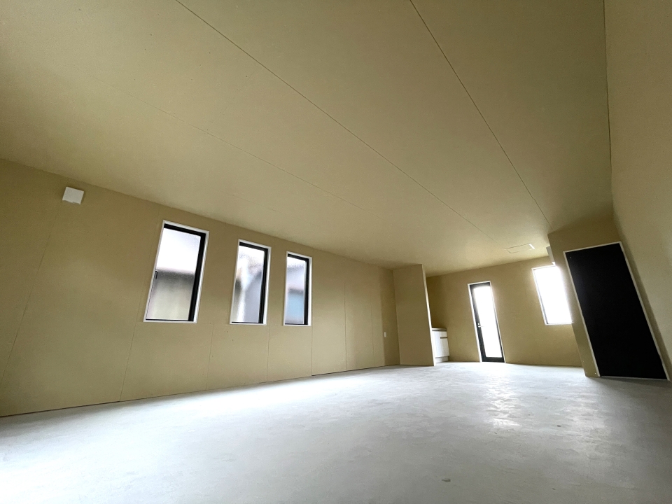 ボード丸出しのまっさらな天井！壁紙も照明も自由にカスタマイズできます！