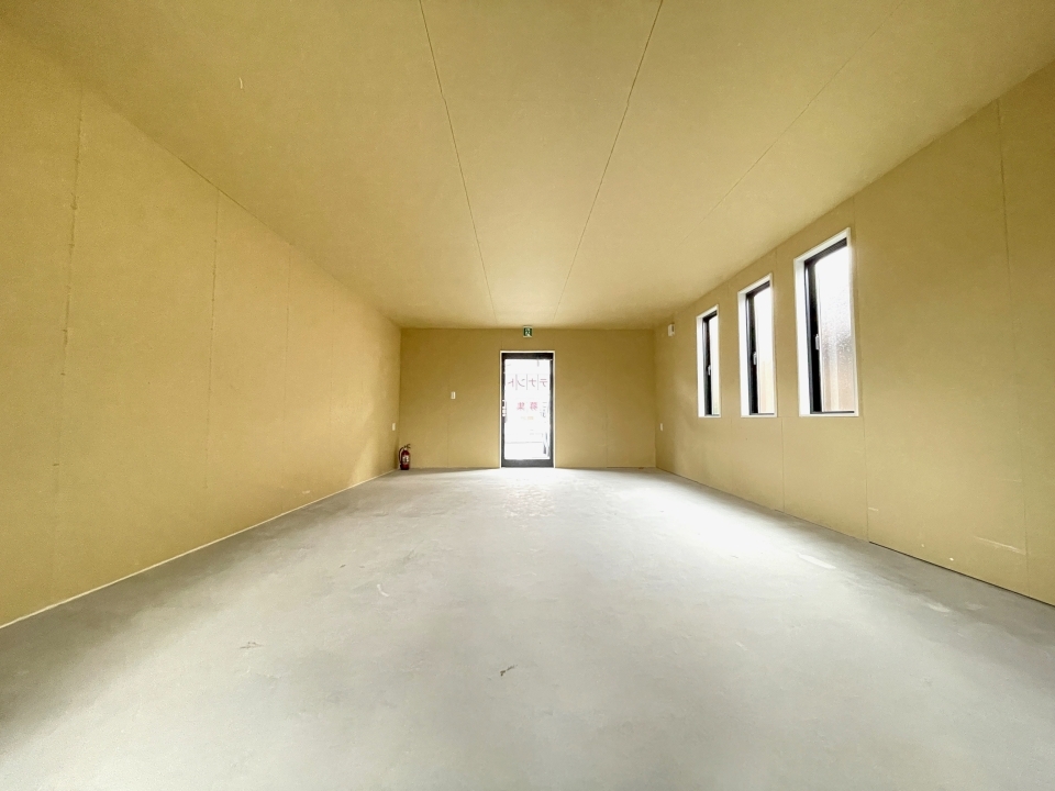 テナント内入口側。