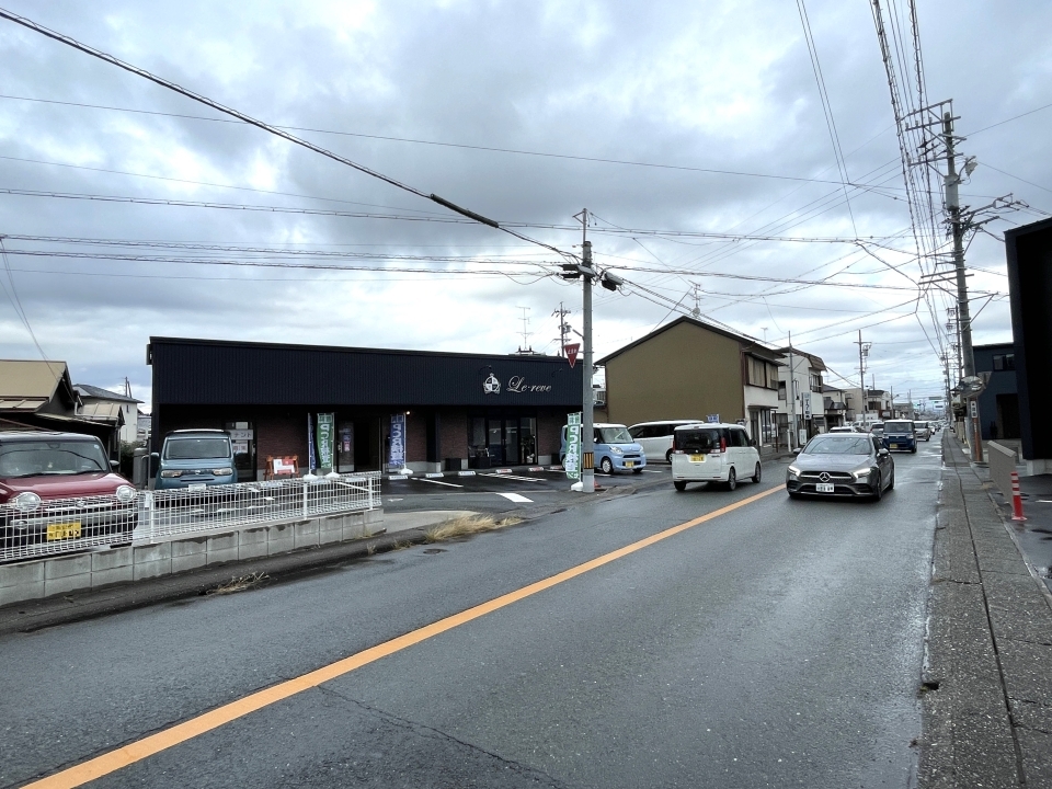 建物沿いの道路からの見え方はこんな感じです