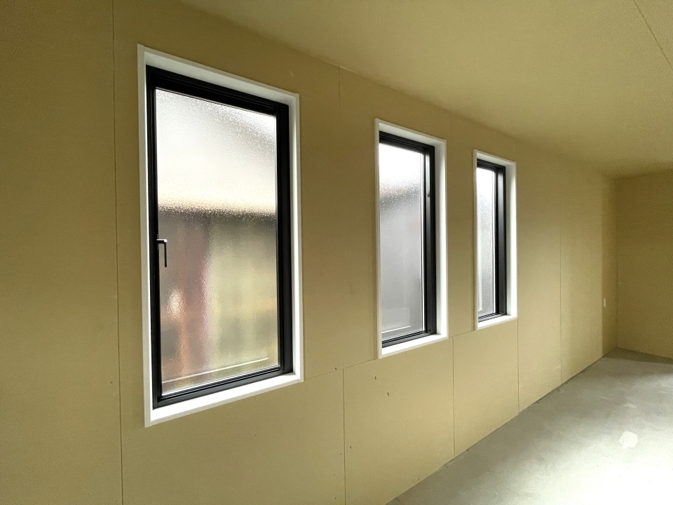 南面の縦窓が内装のアクセントになりそうですね