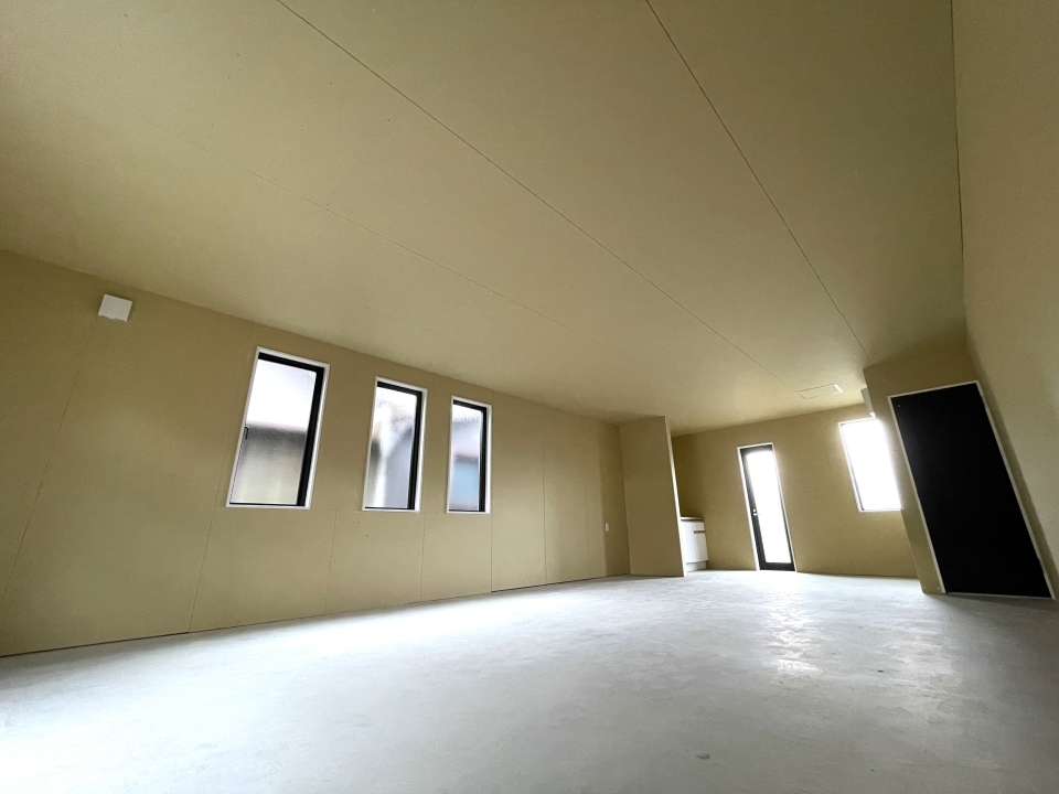 ボード丸出しのまっさらな天井！壁紙も照明も自由にカスタマイズできます！