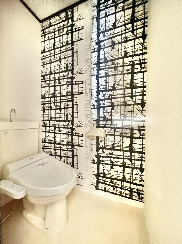 壁紙が特徴的なトイレ。 　※写真明るく加工しております。