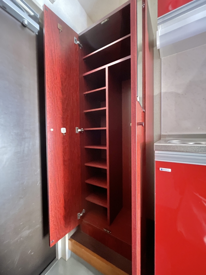 鏡付きのシューズボックスは容量たっぷりめ。 　※写真明るく加工しております。