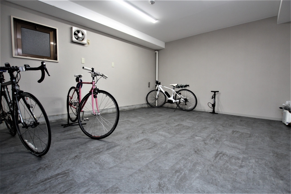 1Fにある有料のサイクルポート。愛車を守ります。