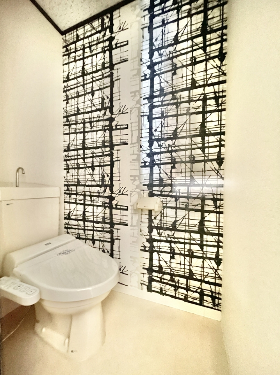 壁紙が特徴的なトイレ。 　※写真明るく加工しております。