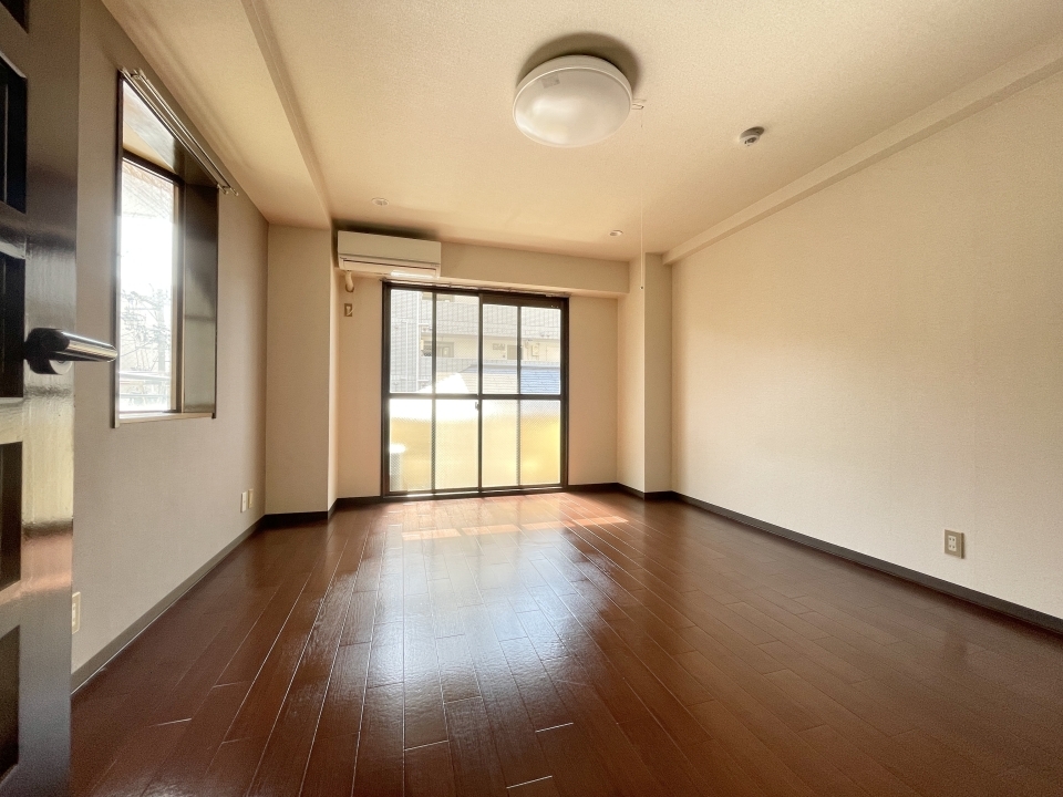 ダークブラウンが落ち着いた感じ。