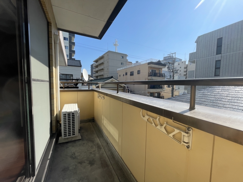 日差しがさんさんバルコニー。