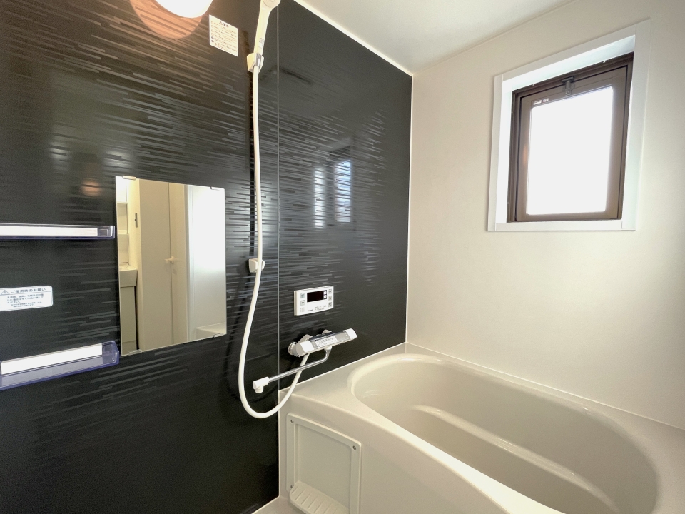 窓＆鏡付きの浴室。