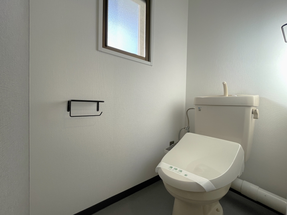 窓付きのトイレ。