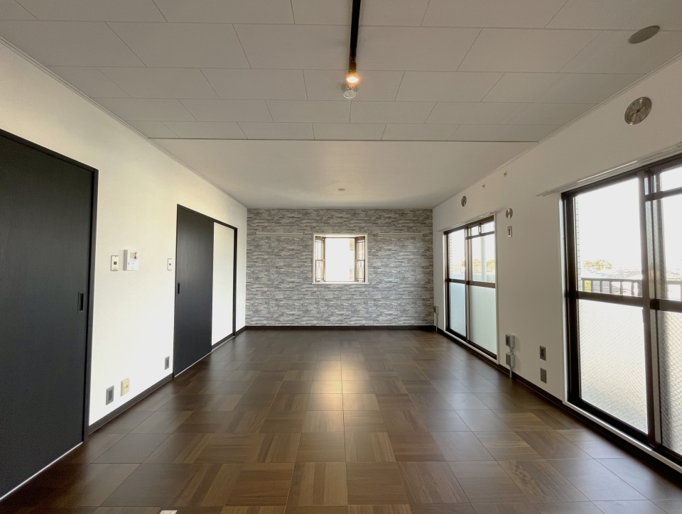 合計3面の窓からたくさんの日光を取り入れます。