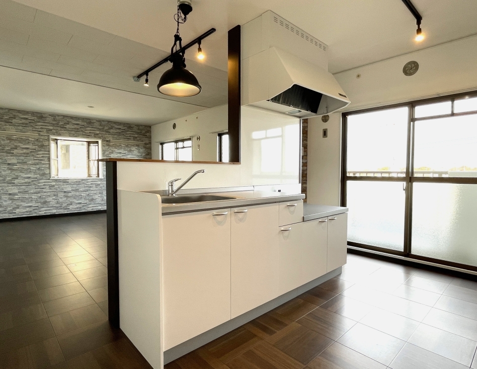 対面キッチンでリビングの様子を見渡すことができます。