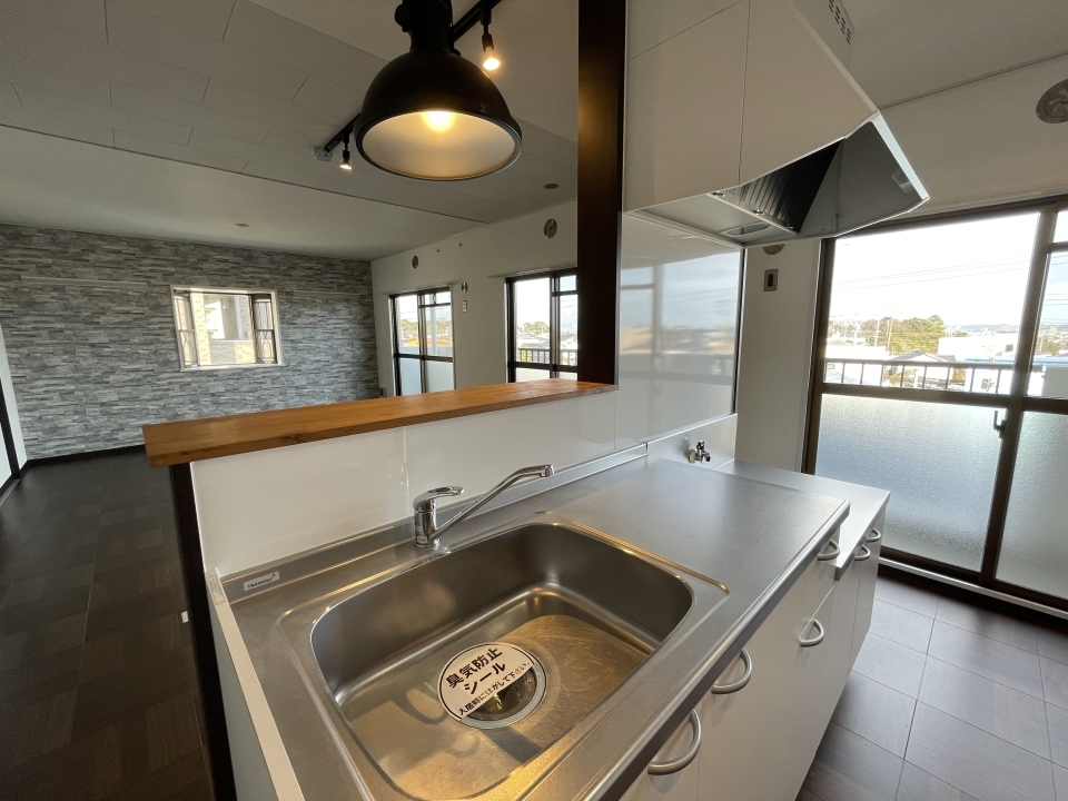 可愛い照明が照らすキッチン。