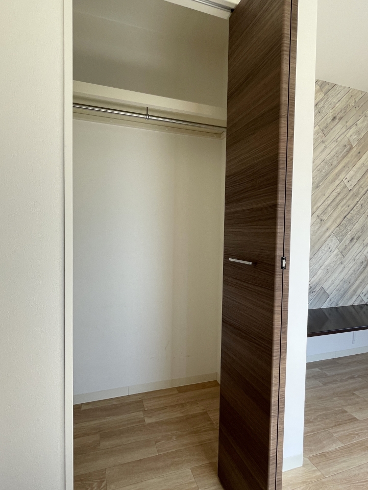 クローゼット付き。ハンガーポールがうれしい