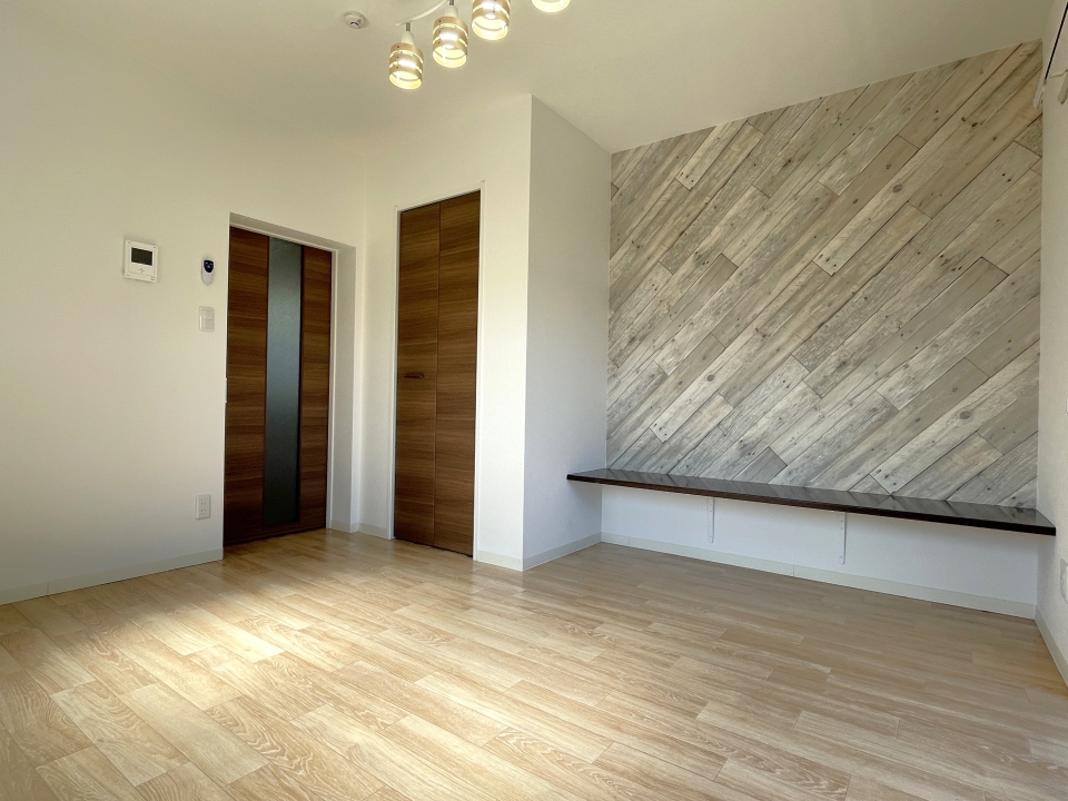 木目調のアクセントクロスがオシャレ