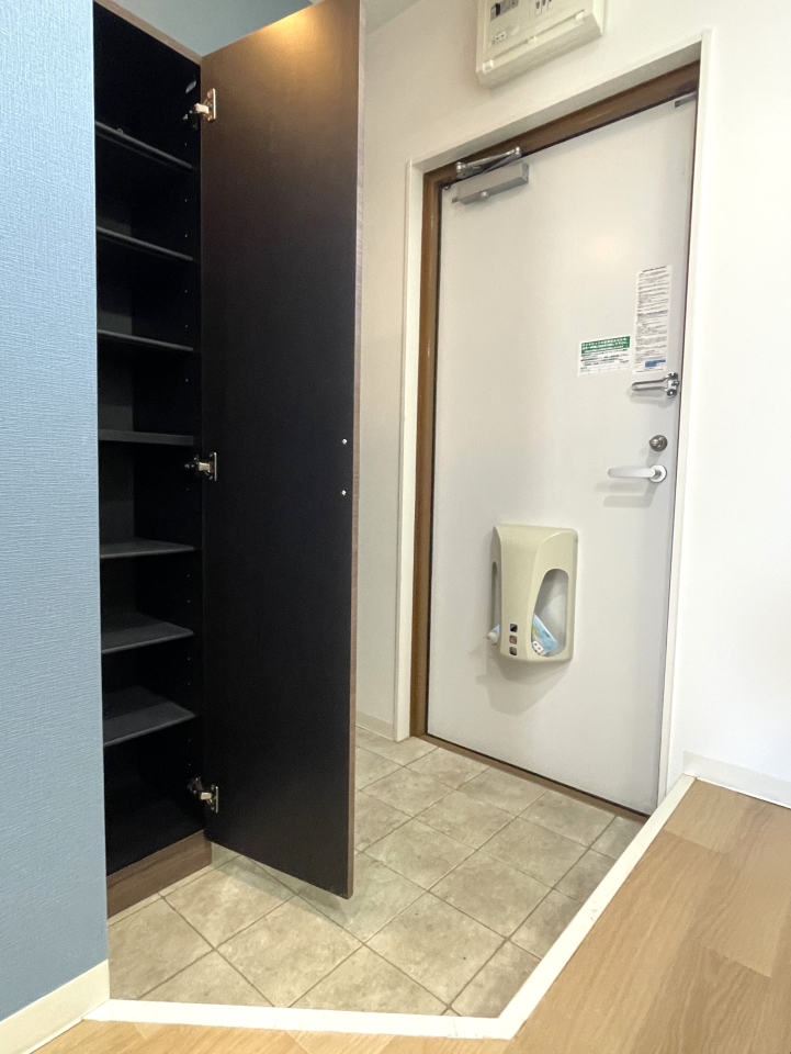 背の高いシューズボックス付き、全身鏡もついてます