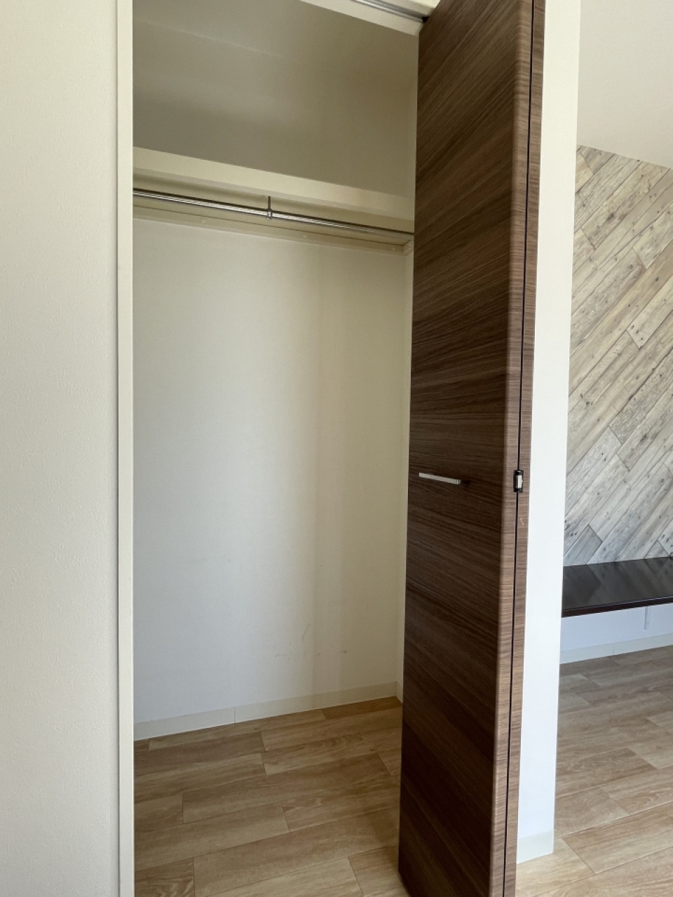 クローゼット付き。ハンガーポールがうれしい