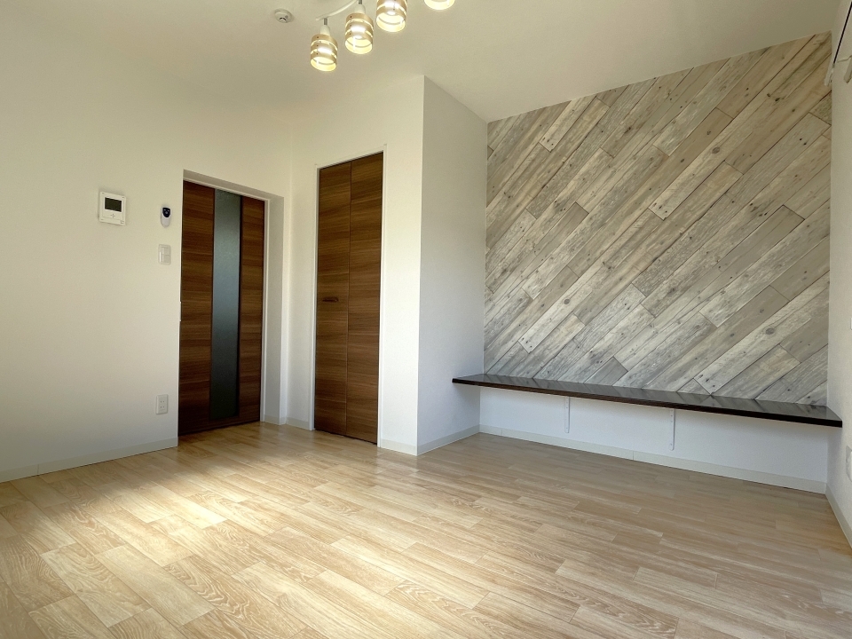 木目調のアクセントクロスがオシャレ