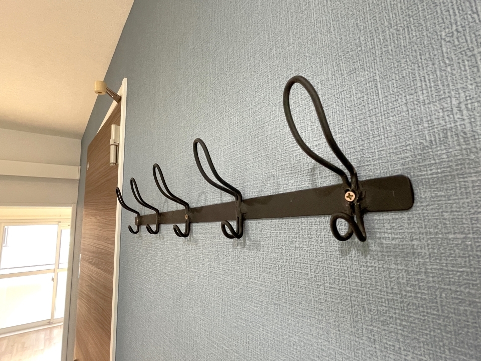 キッチン後ろには何かと便利なフック付き