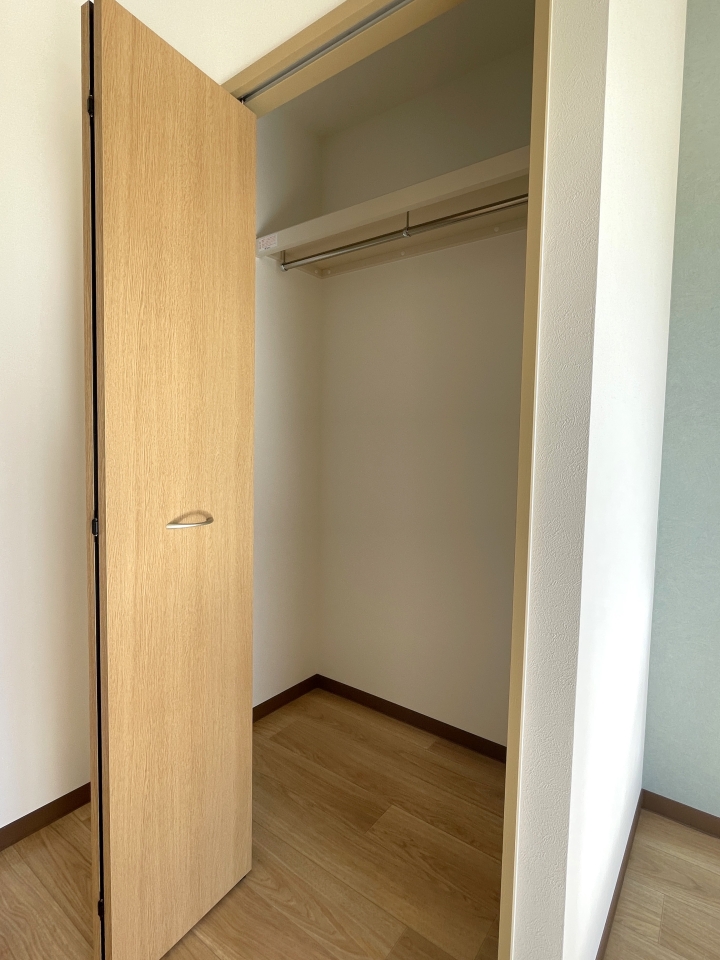 ハンガーポール付きでお片付けも簡単に！