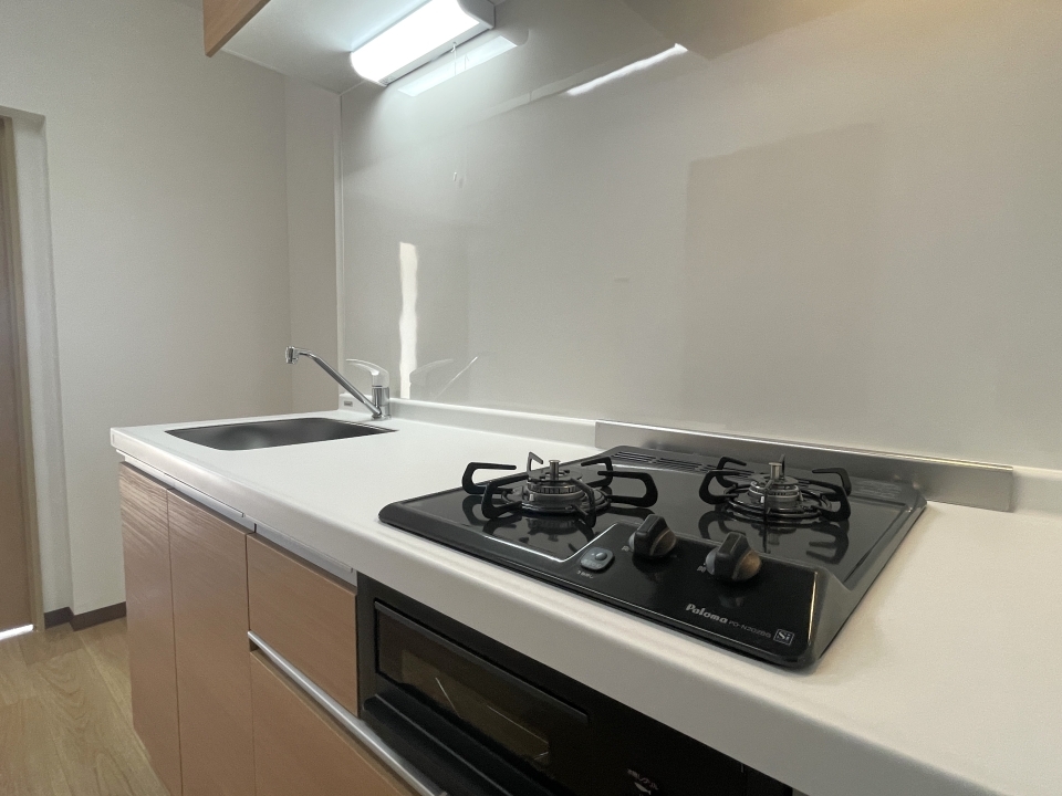 2口コンロに作業台も十分なスペースがあります