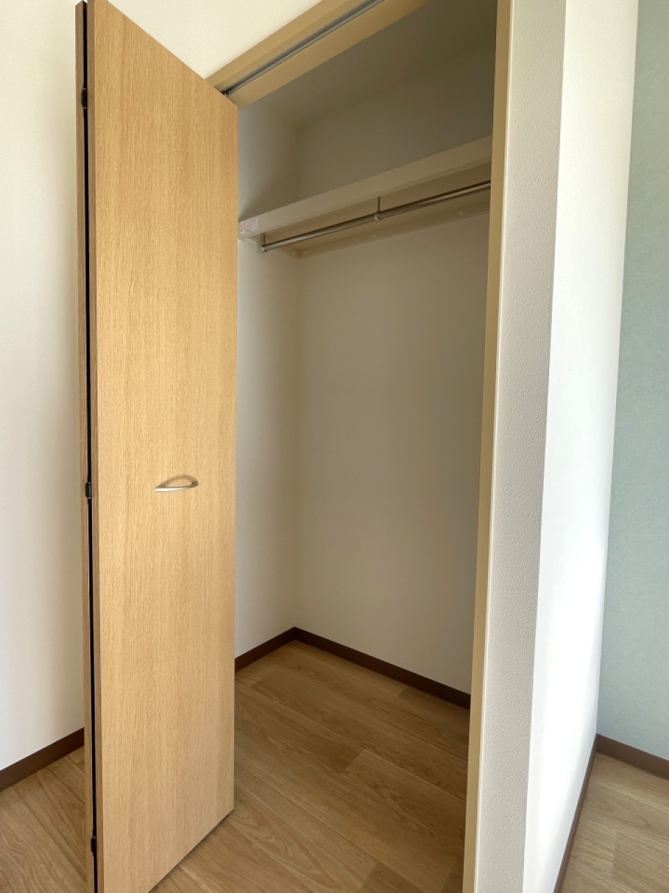 ハンガーポール付きでお片付けも簡単に！