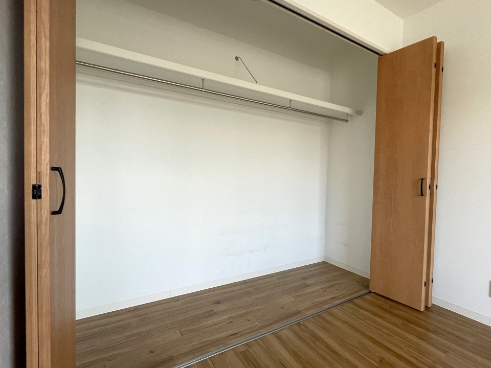 壁一面の広々クローゼット付き