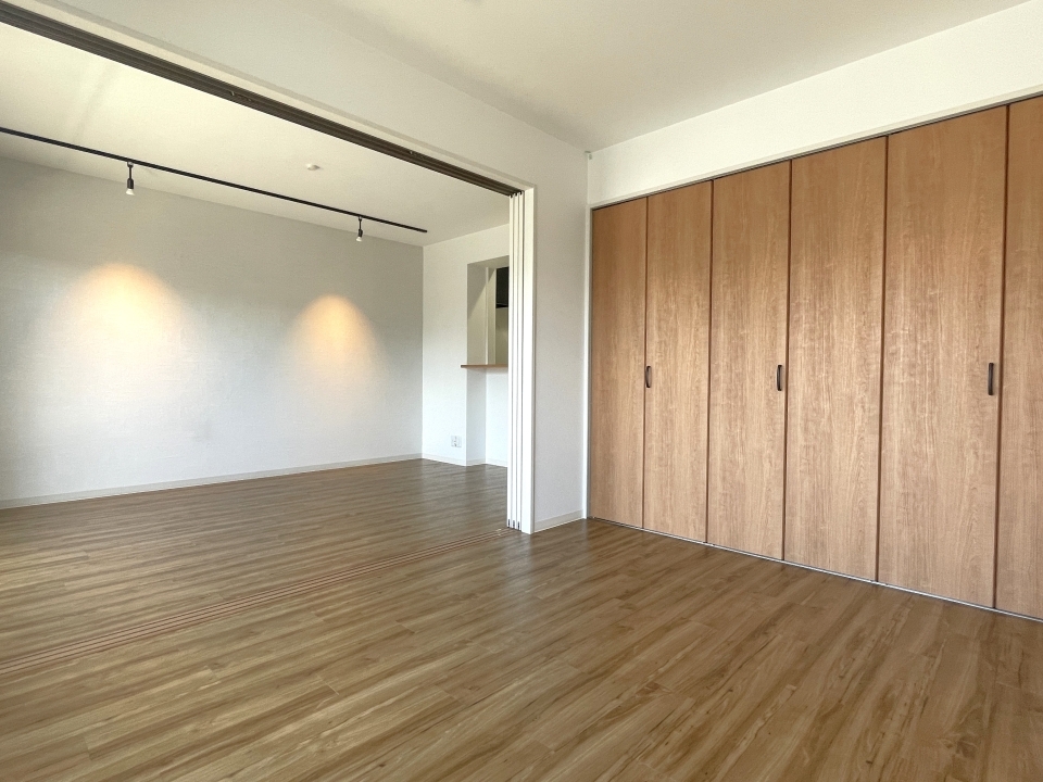 綺麗なお部屋。ライティングレールにはお好きなライトを