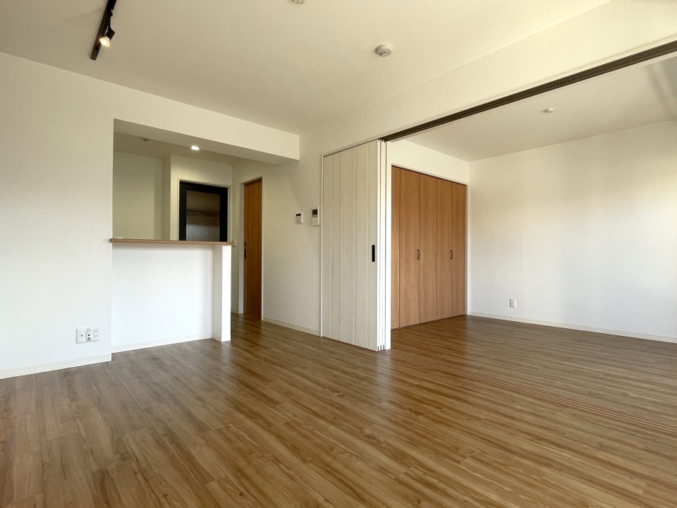 LDKは10.8帖。洋室との扉を開けると16.3帖の空間に