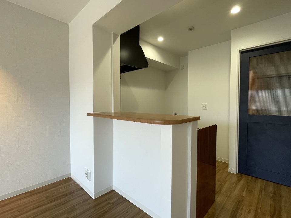 目の前のカウンターにはハイチェアを