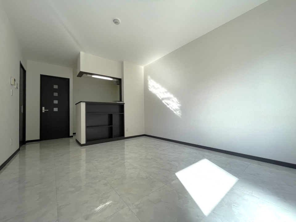 白&times;ブラウンの配色がシックなお部屋です