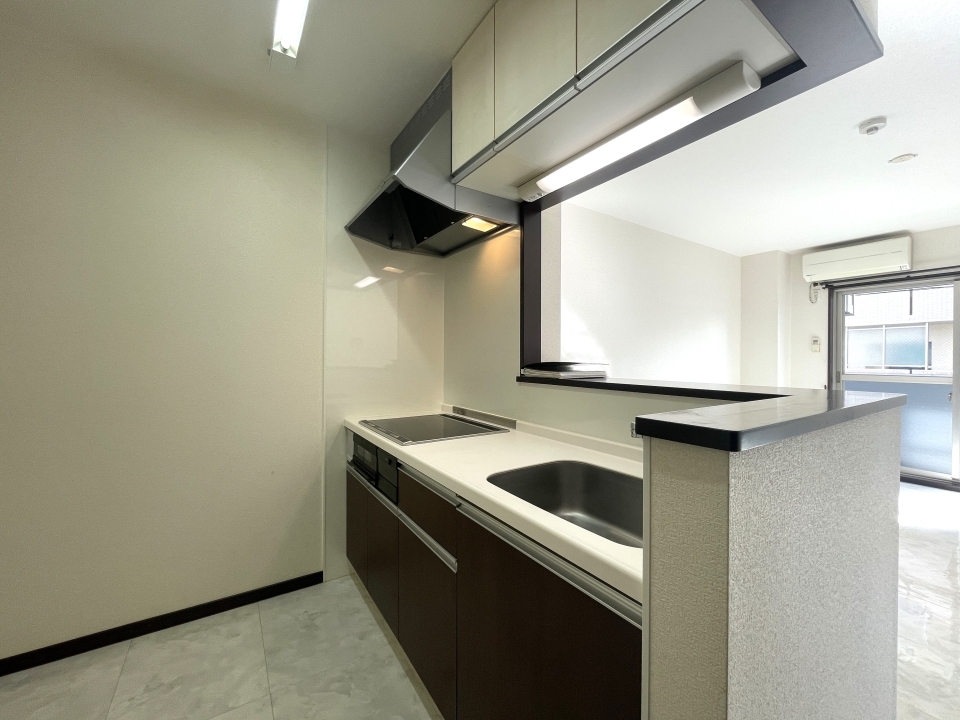 広々としたキッチンからはLDKが見渡せます♪