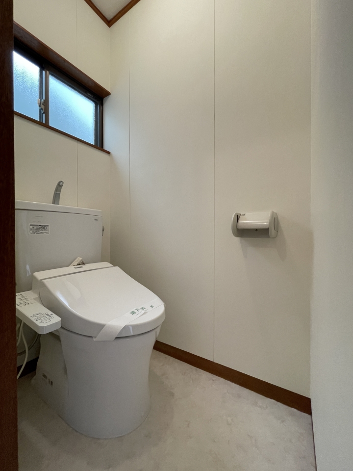 トイレにも換気窓あります。ドアはレトロですがトイレは刷新済み。