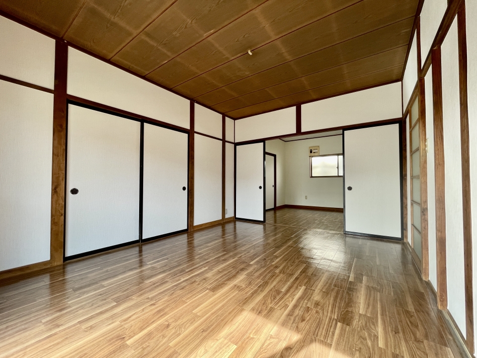 このレトロさが好き！玄関からすぐは10帖の洋室。