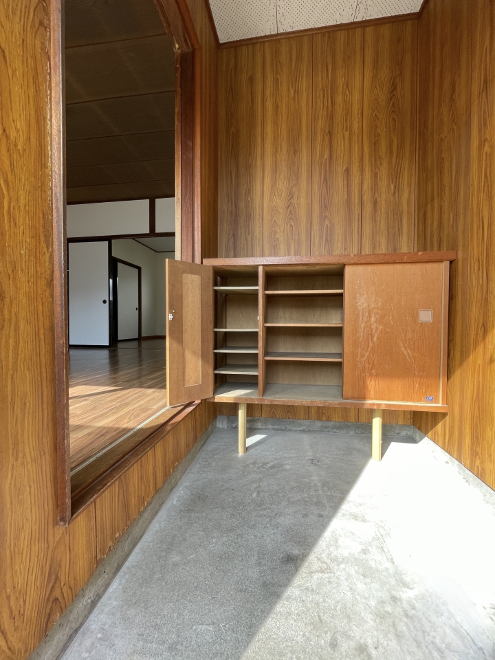 玄関。三和土はコンクリートの土間。このレトロさが落ち着きます。