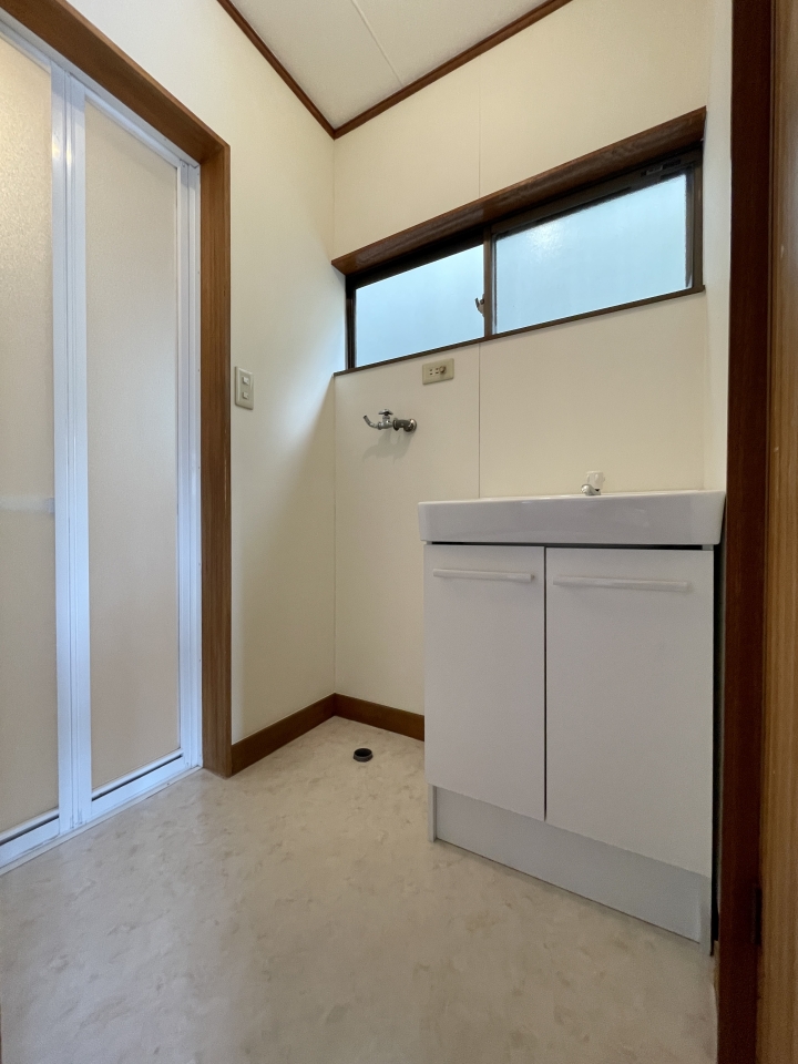 コンパクトな洗面所。