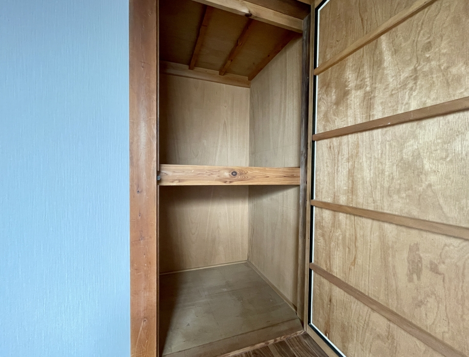 間口はコンパクトですが奥行きがある収納付き。