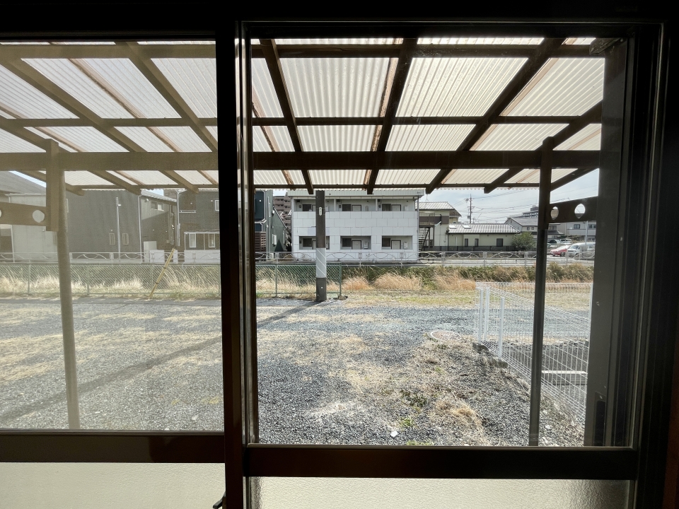 窓の向こうには曳馬川。