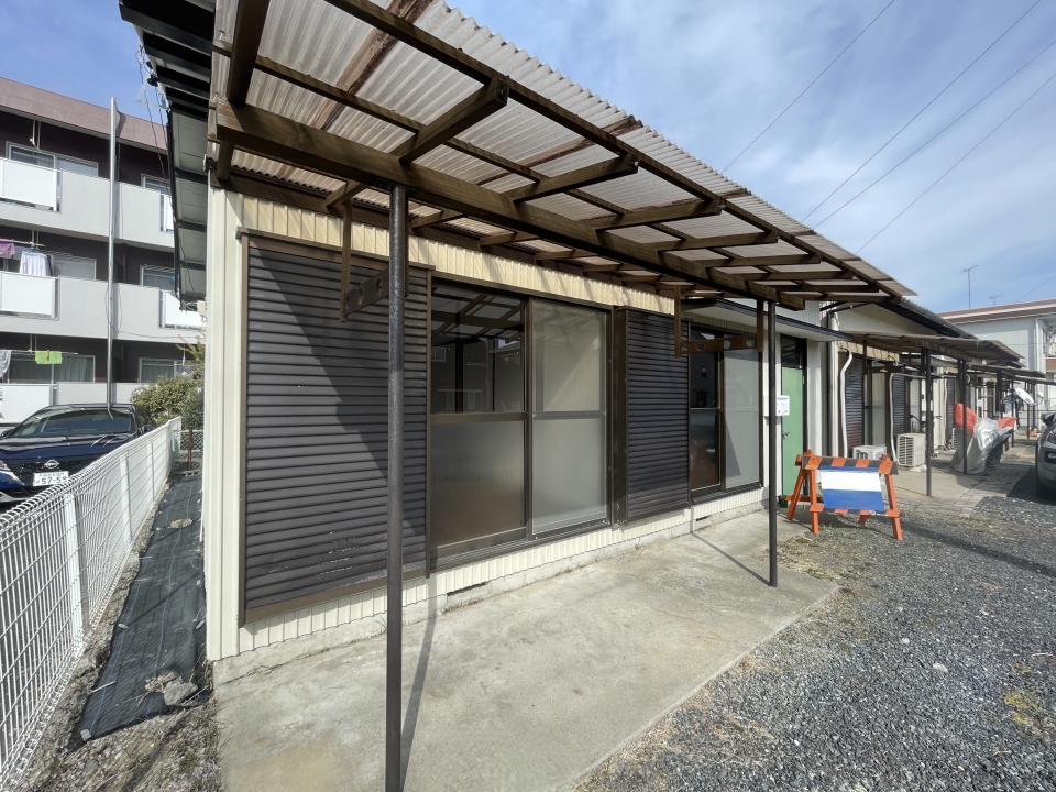 洗濯物は軒下へ。6帖の洋室から干せます。