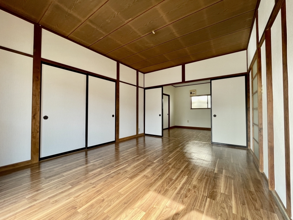 このレトロさが好き！玄関からすぐは10帖の洋室。