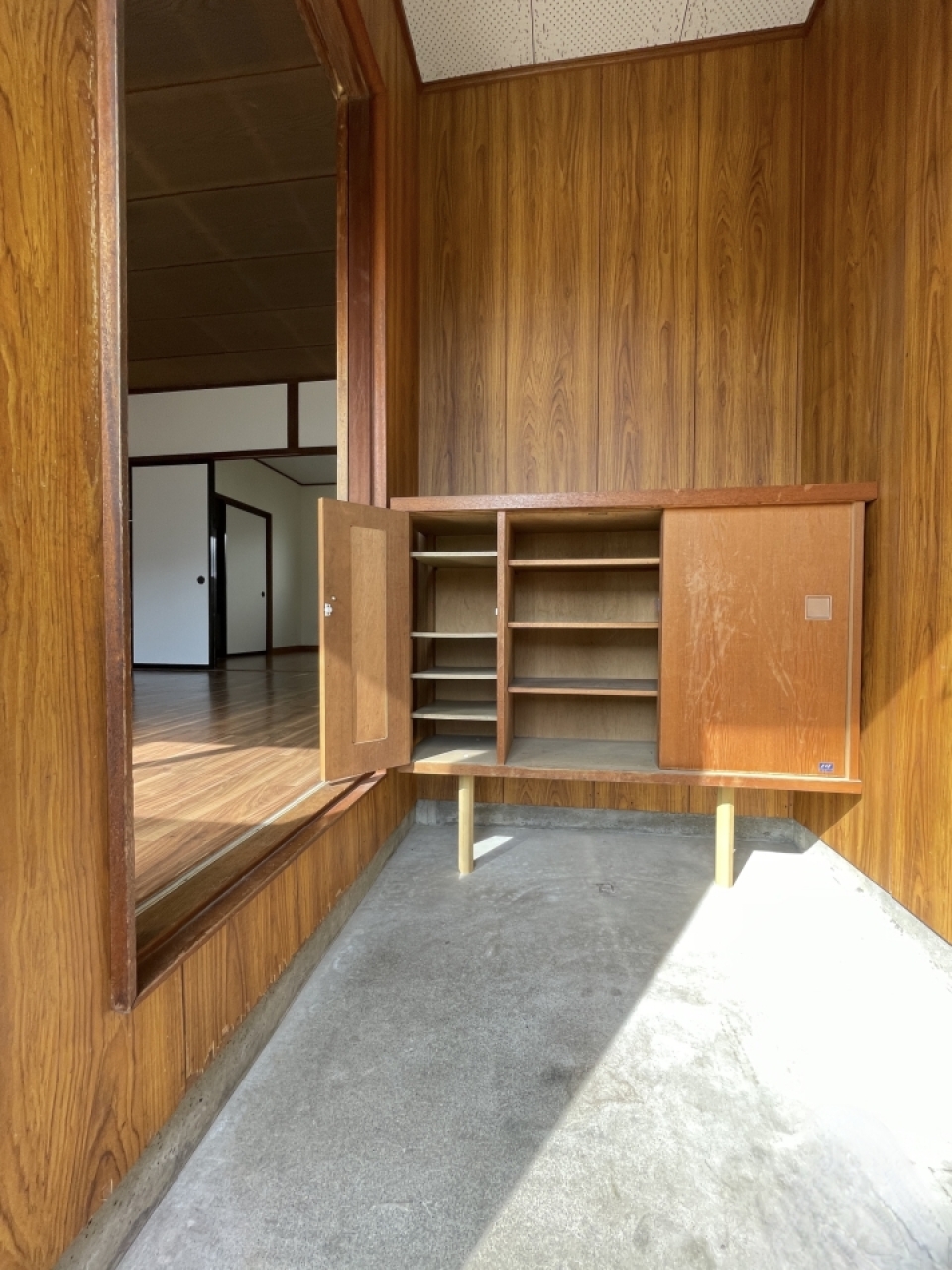 玄関。三和土はコンクリートの土間。このレトロさが落ち着きます。