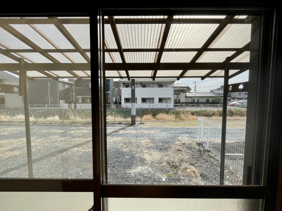 窓の向こうには曳馬川。