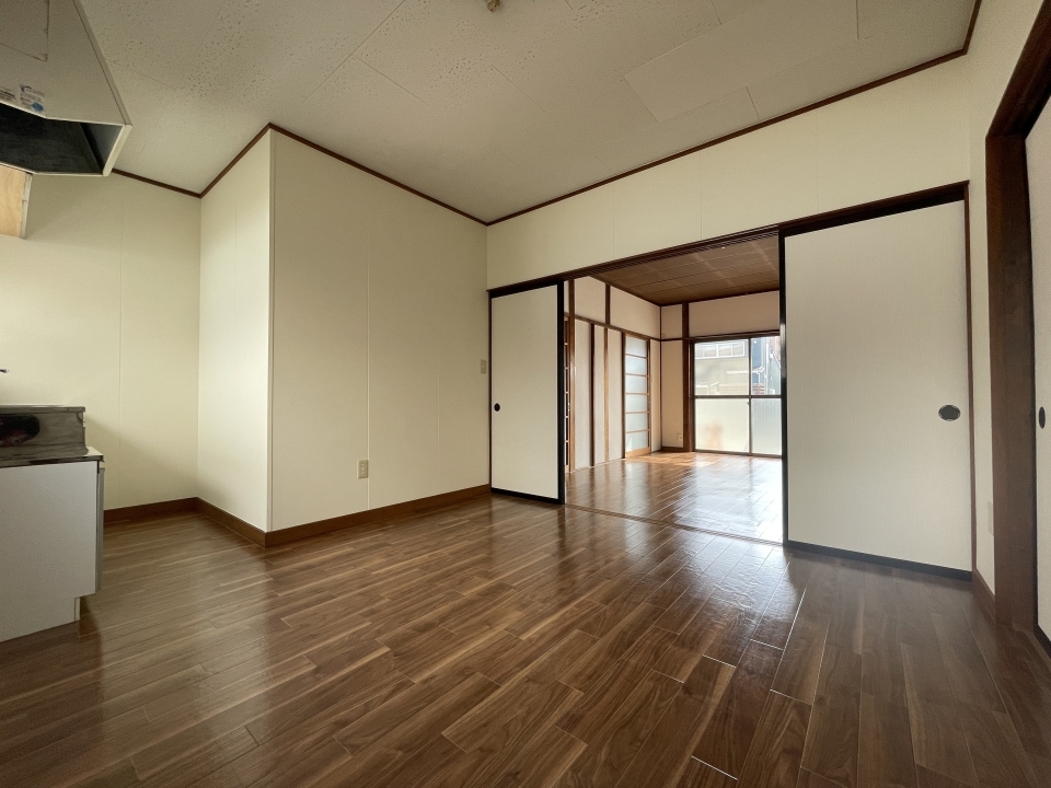 8帖のLDK側から。