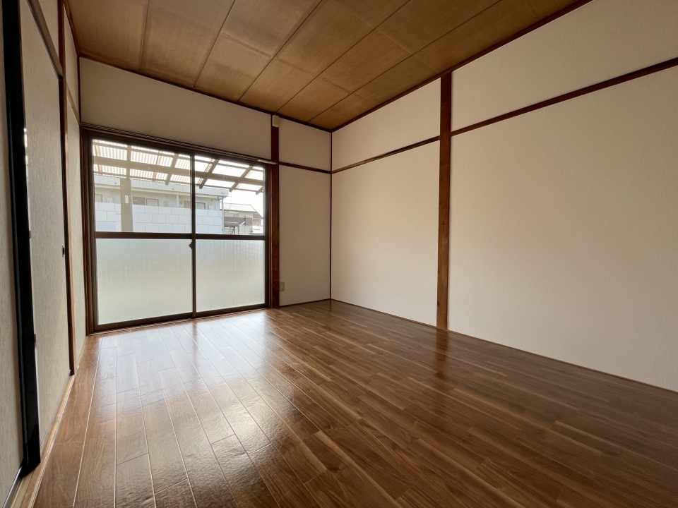 こちらは6帖の洋室。窓からの日差しが明るいお部屋。